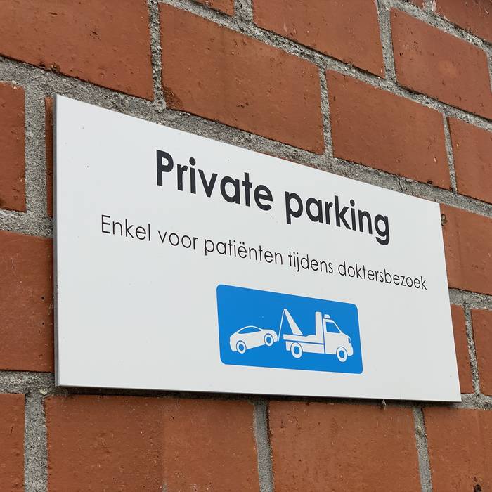 Het bord aan de parking: enkel voor patiënten tijdens hun doktersbezoek
